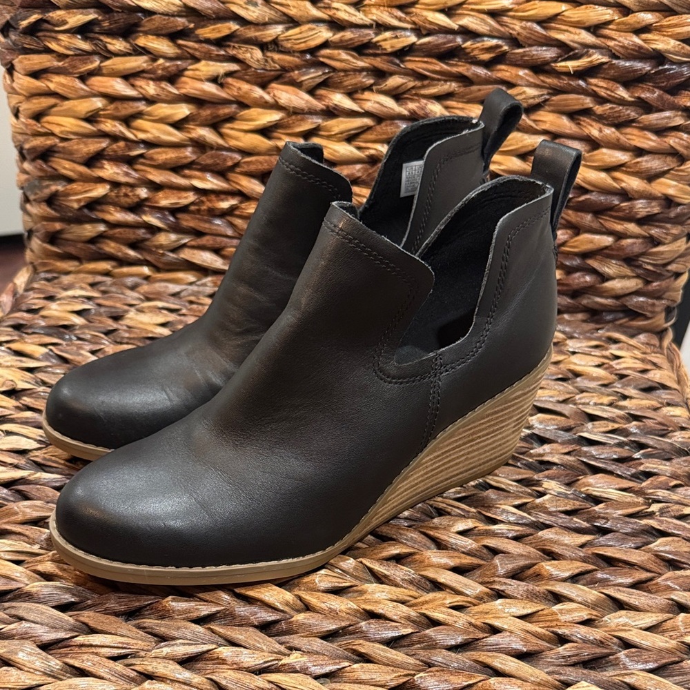 Tom’s 6.5 Black Wedge Ankle Boots